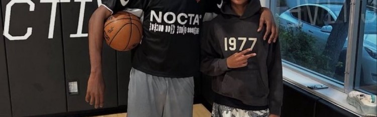 美媒发布杜兰特与球迷合影 左手拇指护具拆除 脚部尺寸引人注目